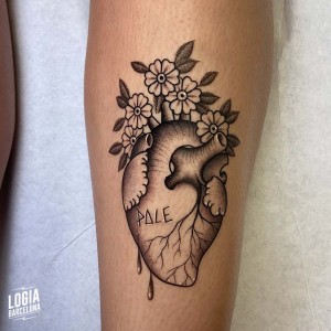 tatuaje_pierna_flores_corazon_logiabarcelona_laia_desole
